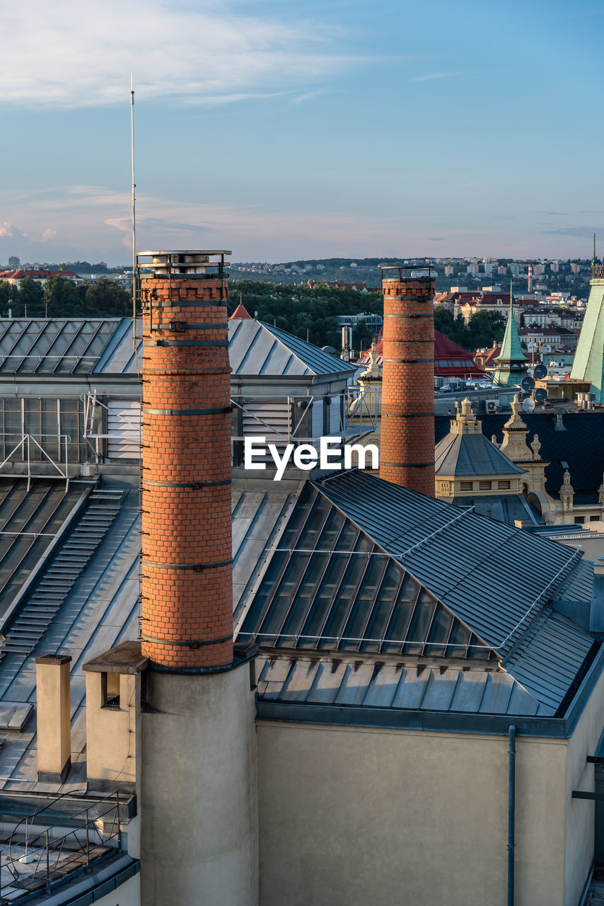 HIGH ANGLE VIEW OF BUILDINGS AGAINST SKY IN CITY