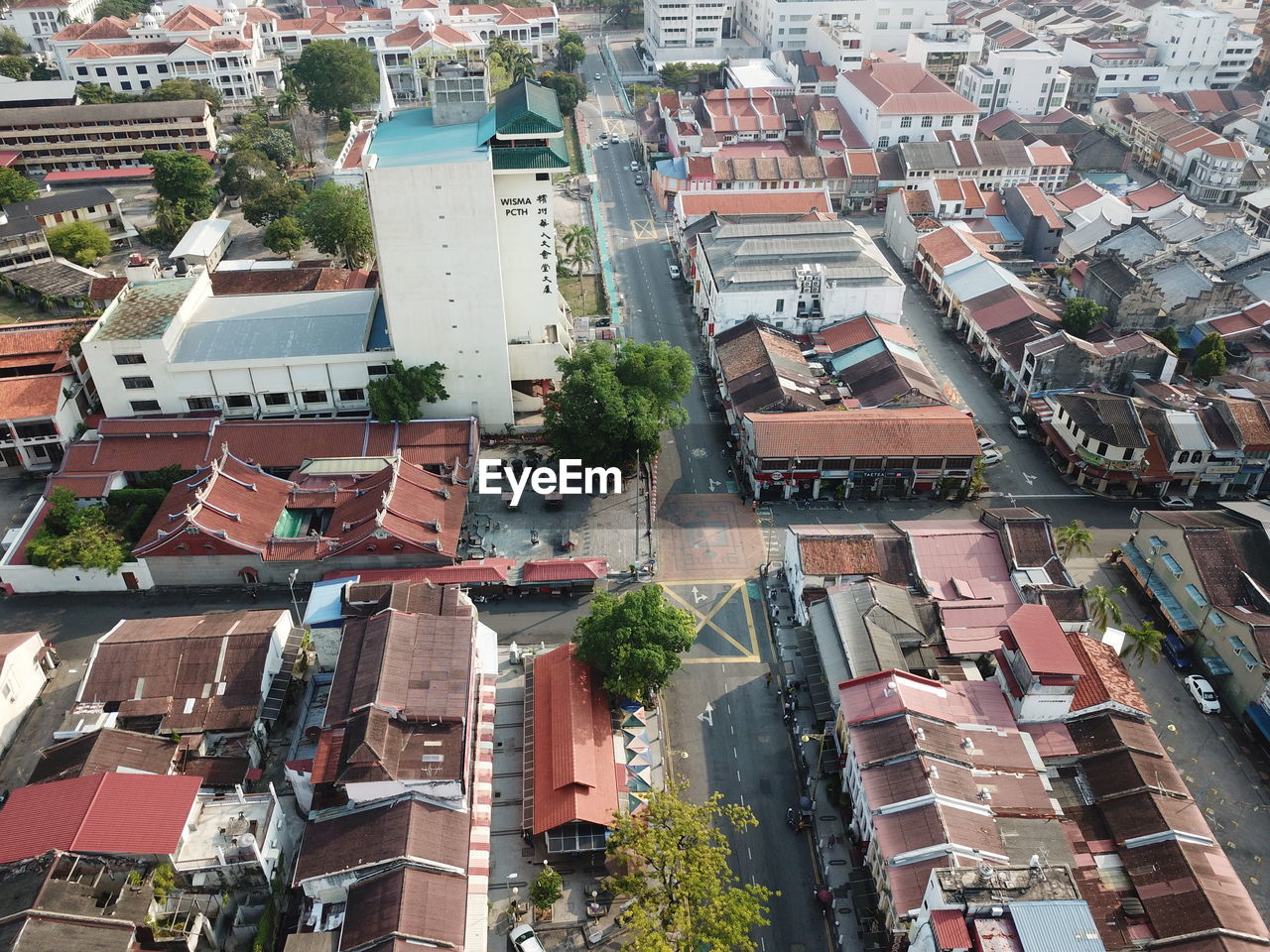 HIGH ANGLE VIEW OF BUILDINGS IN TOWN