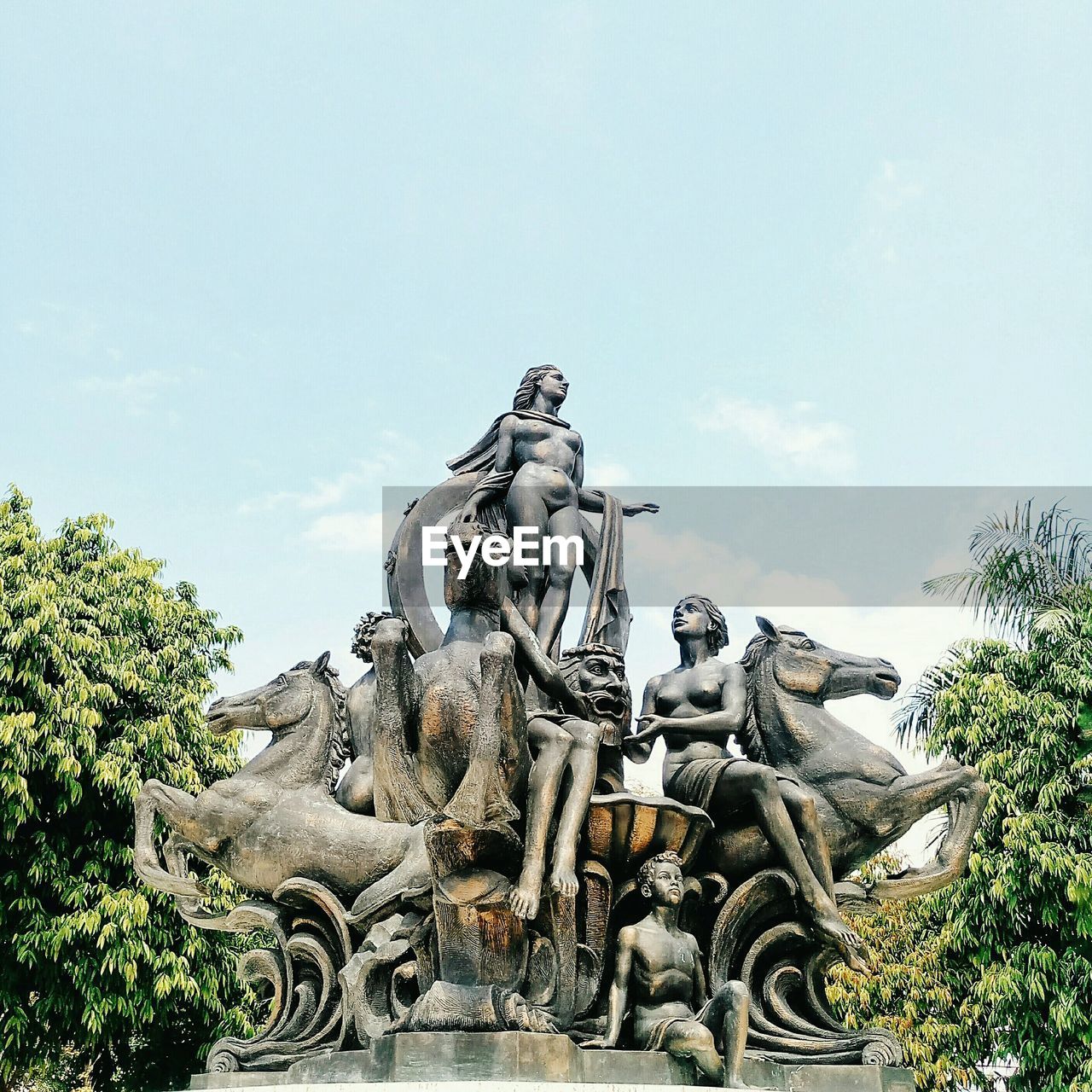 LOW ANGLE VIEW OF STATUES AGAINST SKY