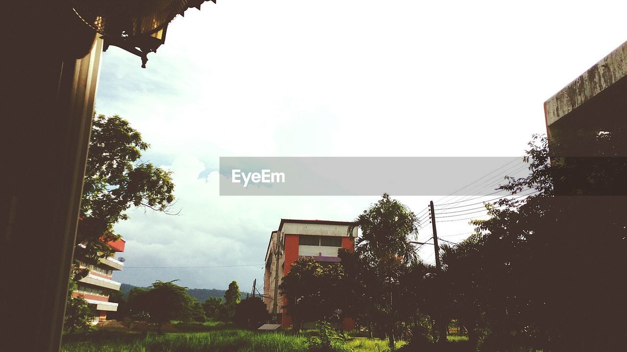 LOW ANGLE VIEW OF BUILDINGS AGAINST SKY