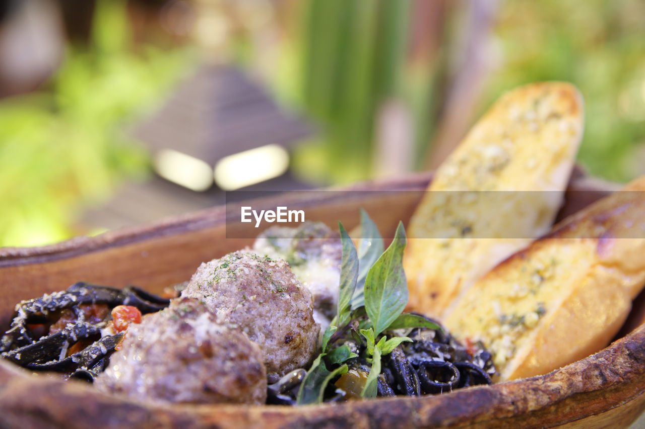 CLOSE-UP OF FOOD ON PLATE