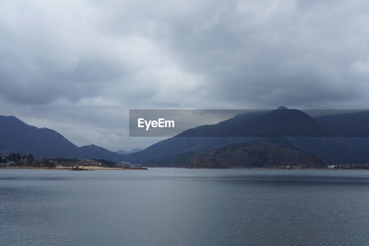 SCENIC VIEW OF LAKE AGAINST MOUNTAINS