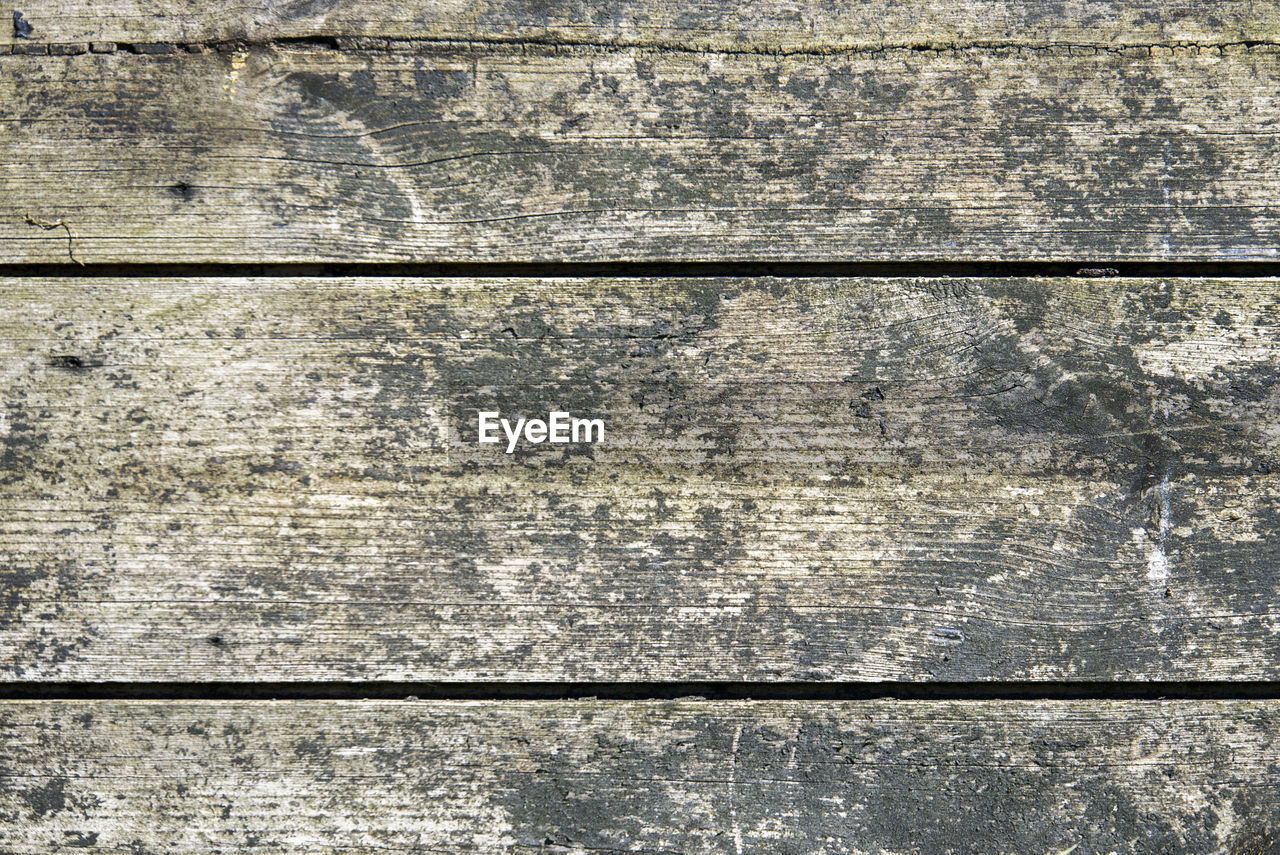 FULL FRAME SHOT OF WEATHERED WOODEN WALL