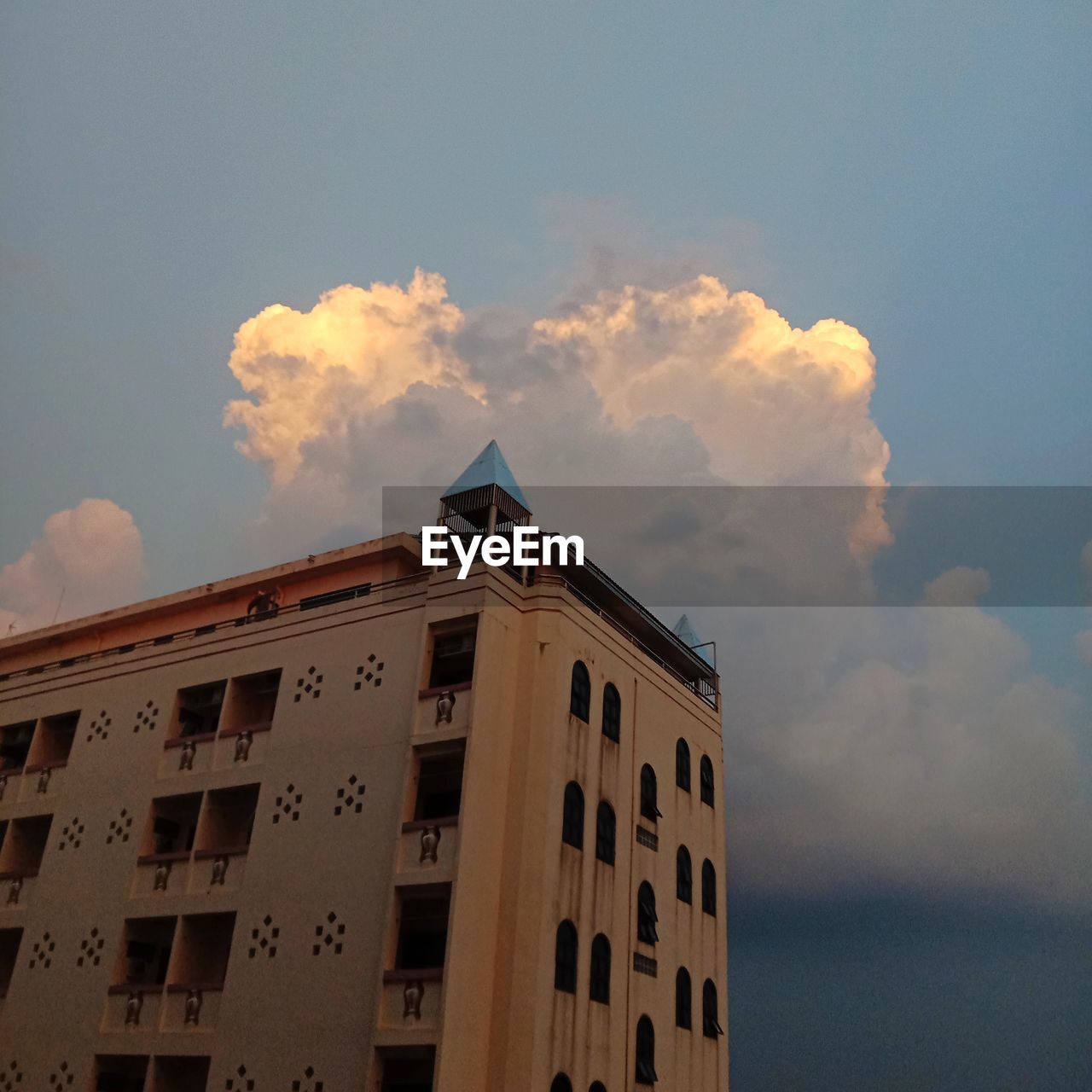 LOW ANGLE VIEW OF RESIDENTIAL BUILDING AGAINST SKY