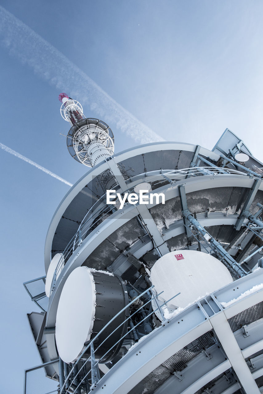 LOW ANGLE VIEW OF FERRIS WHEEL AGAINST TOWER