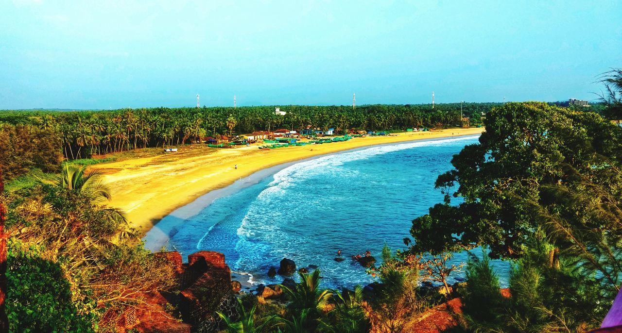 HIGH ANGLE VIEW OF SEA AGAINST CLEAR SKY