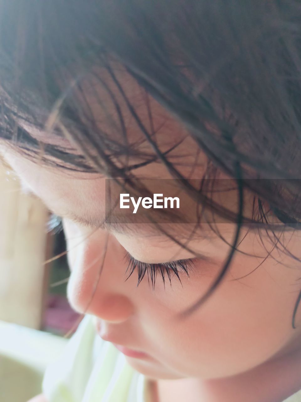 CLOSE-UP PORTRAIT OF A GIRL LOOKING THROUGH WOMAN