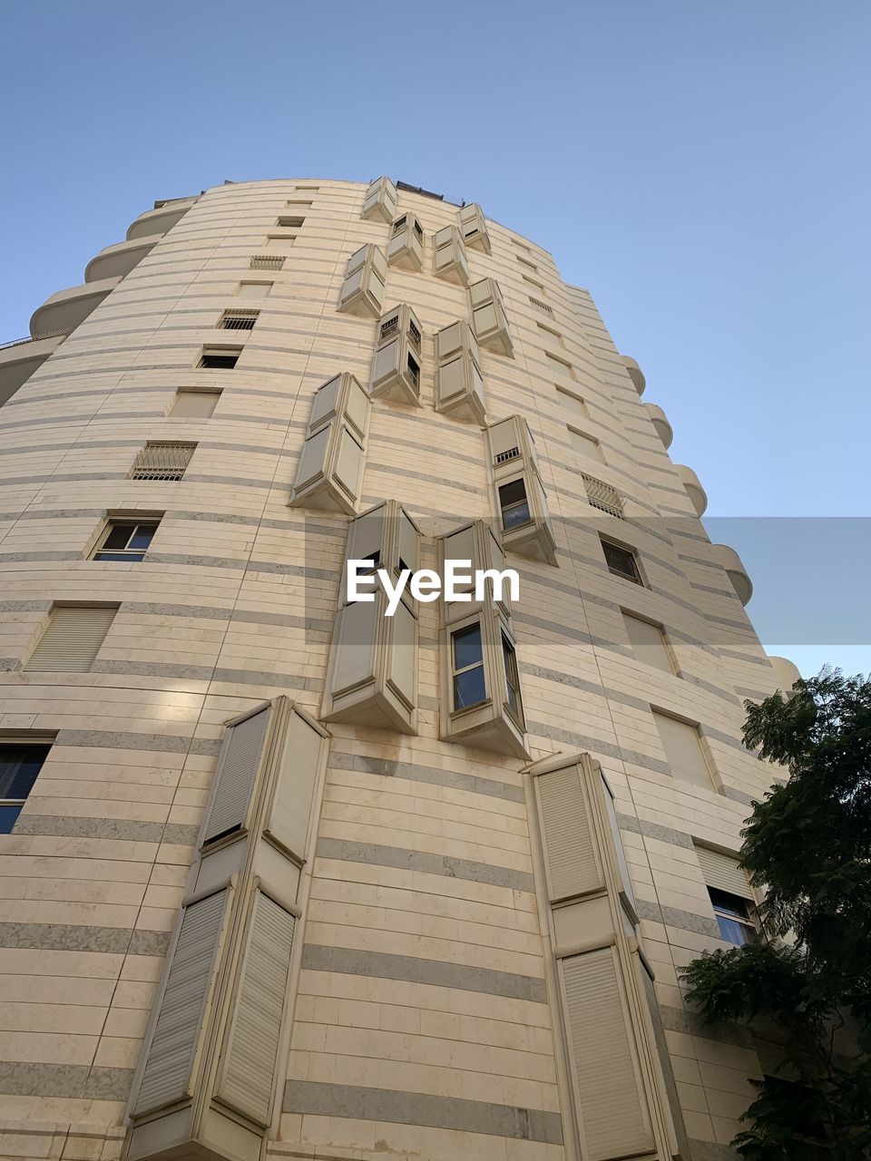 LOW ANGLE VIEW OF A BUILDING AGAINST SKY