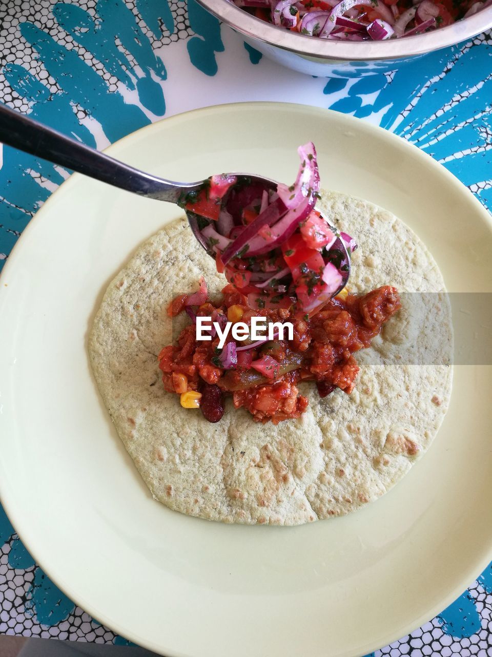 HIGH ANGLE VIEW OF MEAT ON PLATE