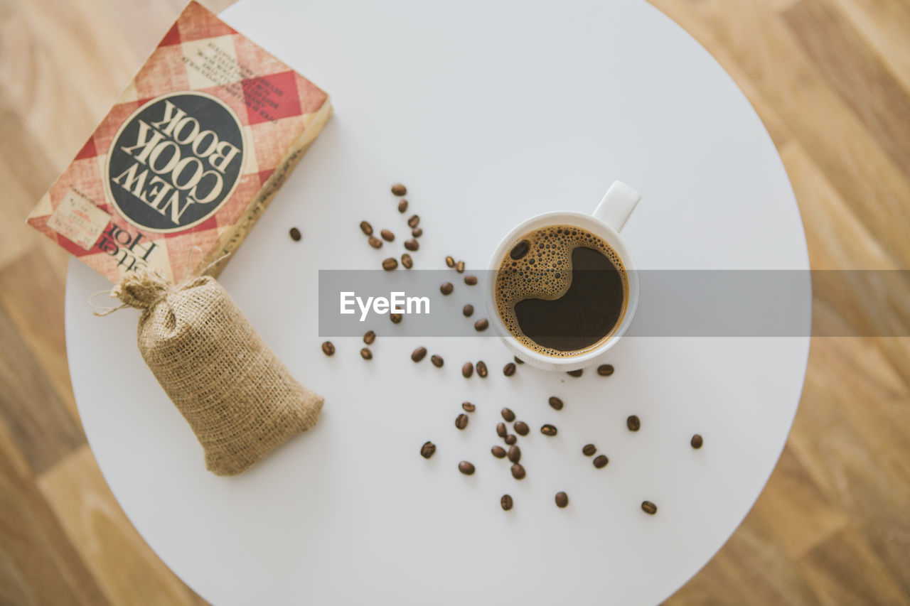 HIGH ANGLE VIEW OF COFFEE CUP AND TABLE