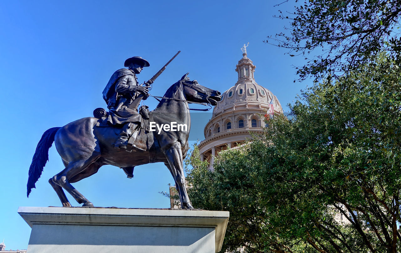 LOW ANGLE VIEW OF STATUE AGAINST SKY