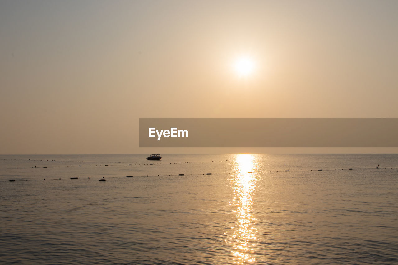 SCENIC VIEW OF SEA AGAINST SKY AT SUNSET