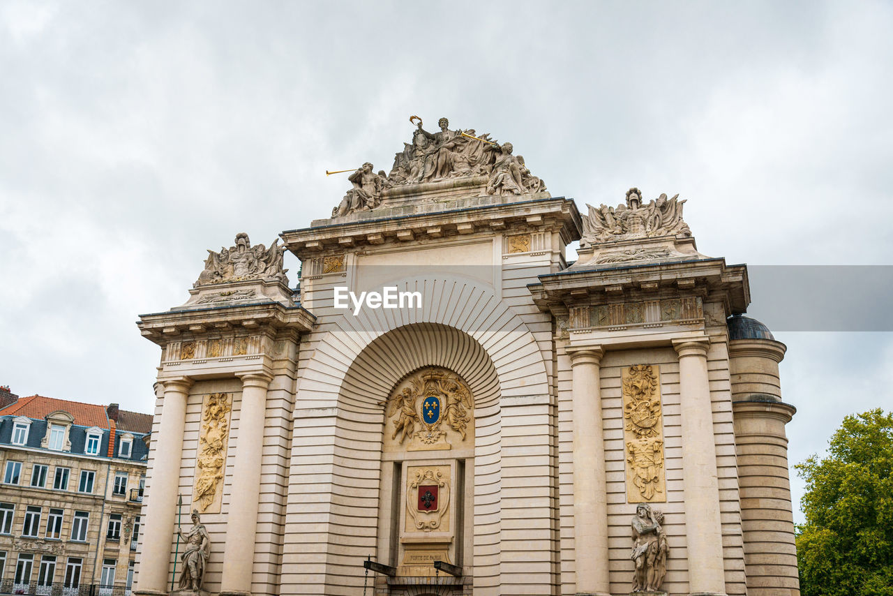 LOW ANGLE VIEW OF BUILDING AGAINST CLOUDY SKY