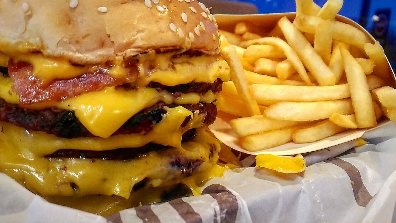 CLOSE-UP OF FRENCH FRIES ON TABLE