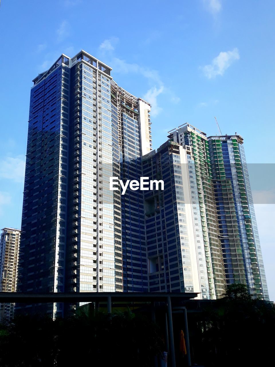 LOW ANGLE VIEW OF BUILDINGS AGAINST SKY