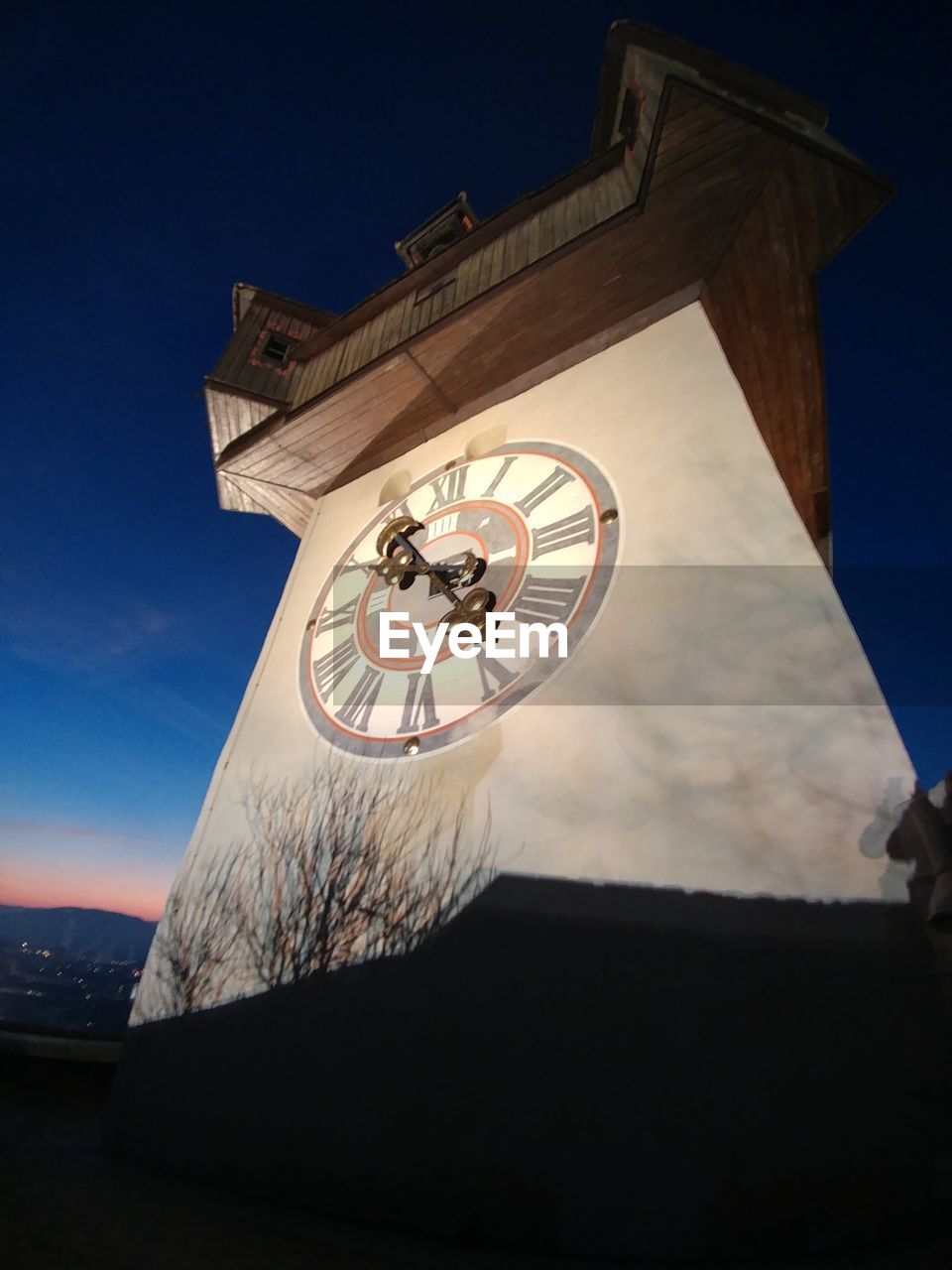 LOW ANGLE VIEW OF CLOCK TOWER AGAINST THE SKY