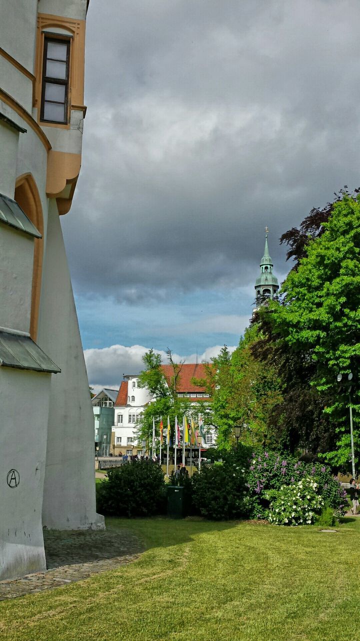 VIEW OF BUILDINGS AGAINST CLOUDY SKY