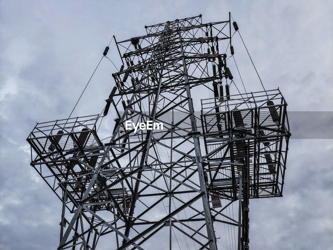 LOW ANGLE VIEW OF CRANE AGAINST SKY