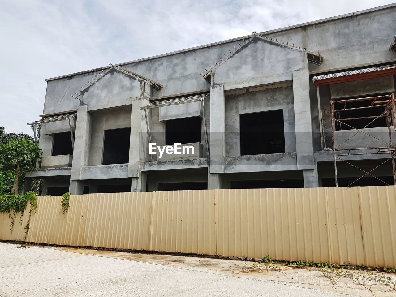 ABANDONED BUILDING AGAINST SKY