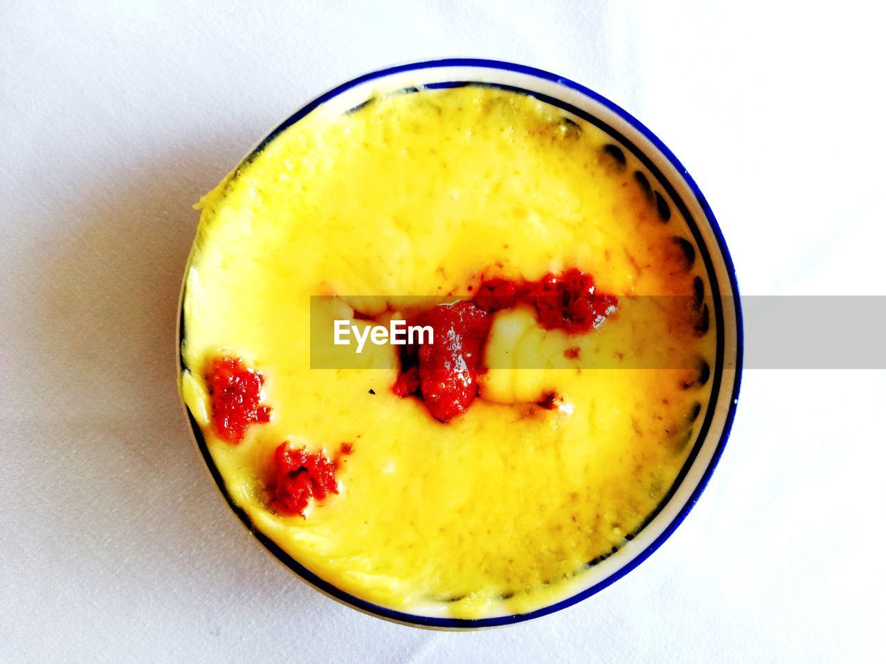 HIGH ANGLE VIEW OF LEMON IN BOWL