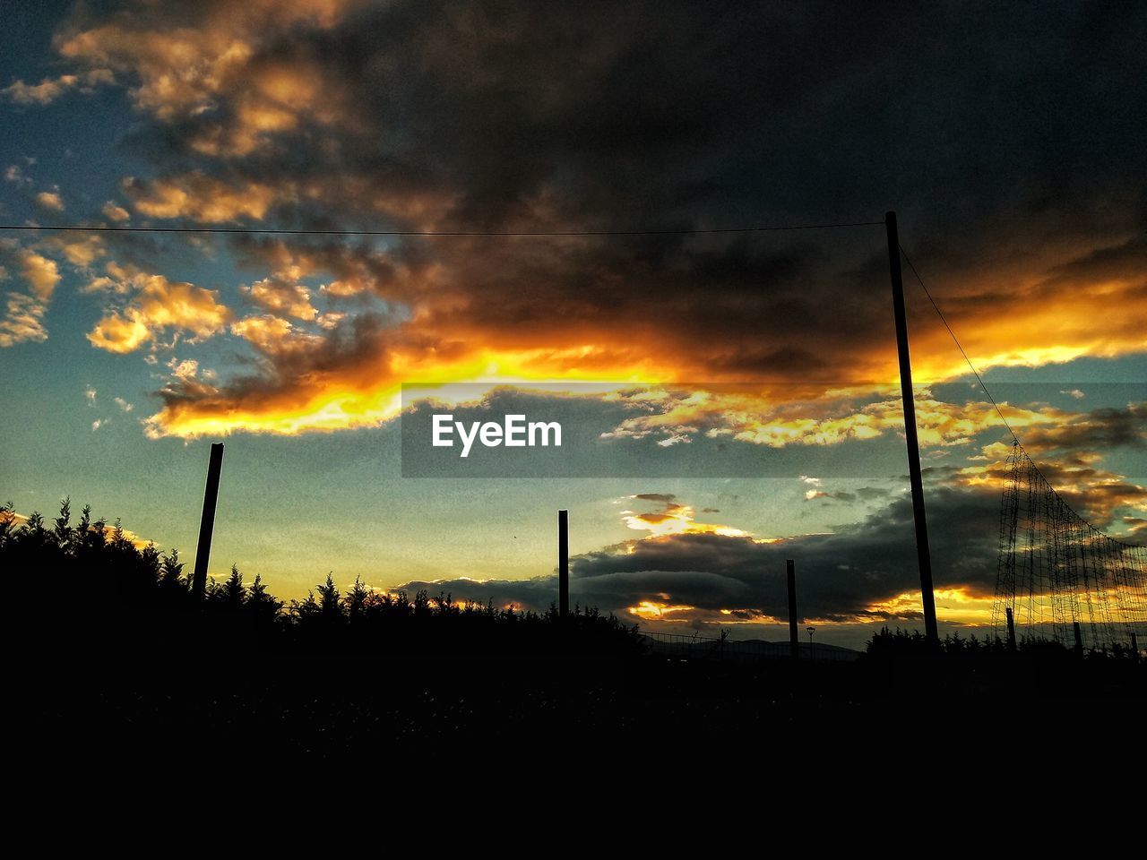 SCENIC VIEW OF DRAMATIC SKY OVER SILHOUETTE LAND