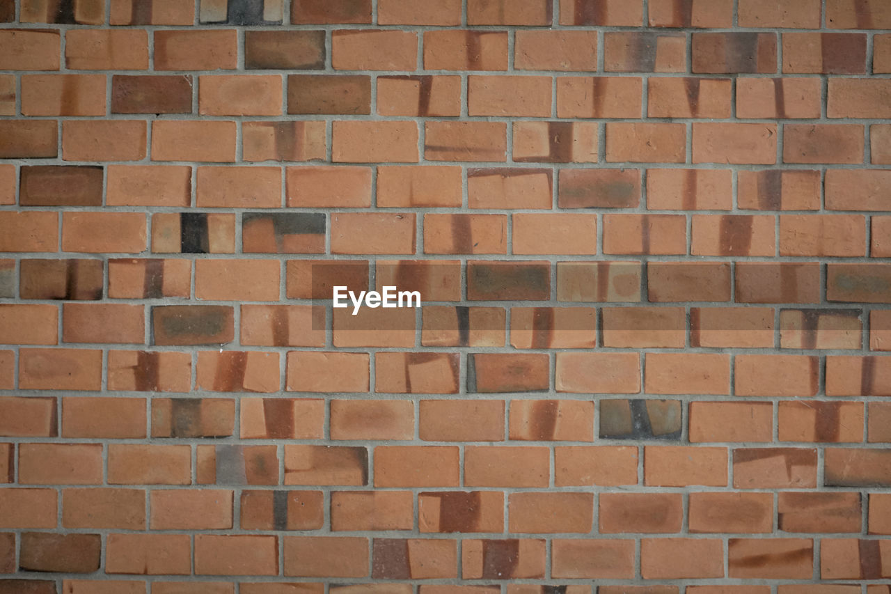 FULL FRAME SHOT OF BRICK WALL ON STONE WALLS