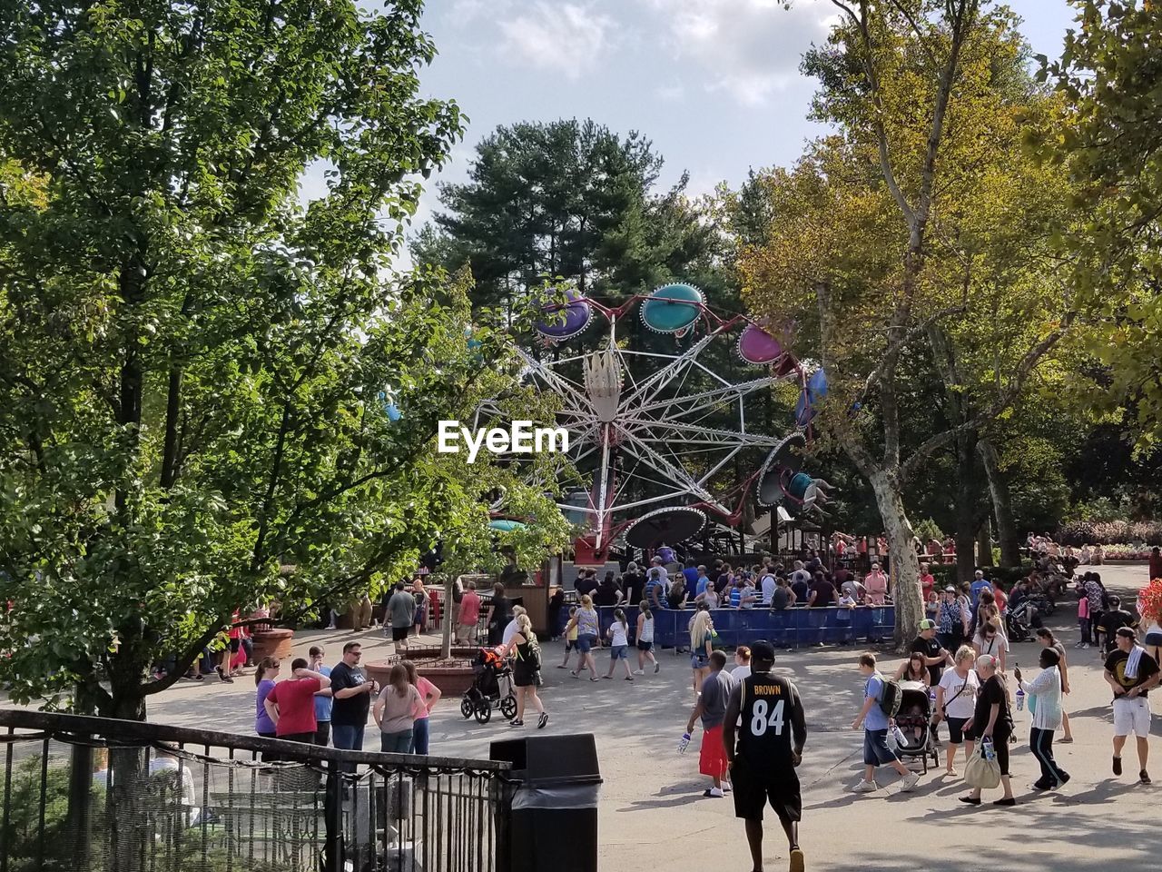 PEOPLE IN AMUSEMENT PARK