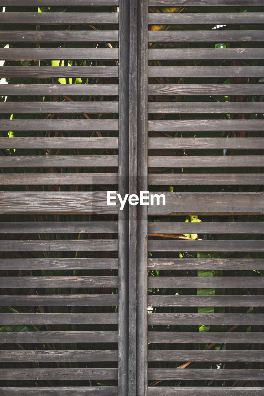 FULL FRAME SHOT OF CLOSED METAL SHUTTER