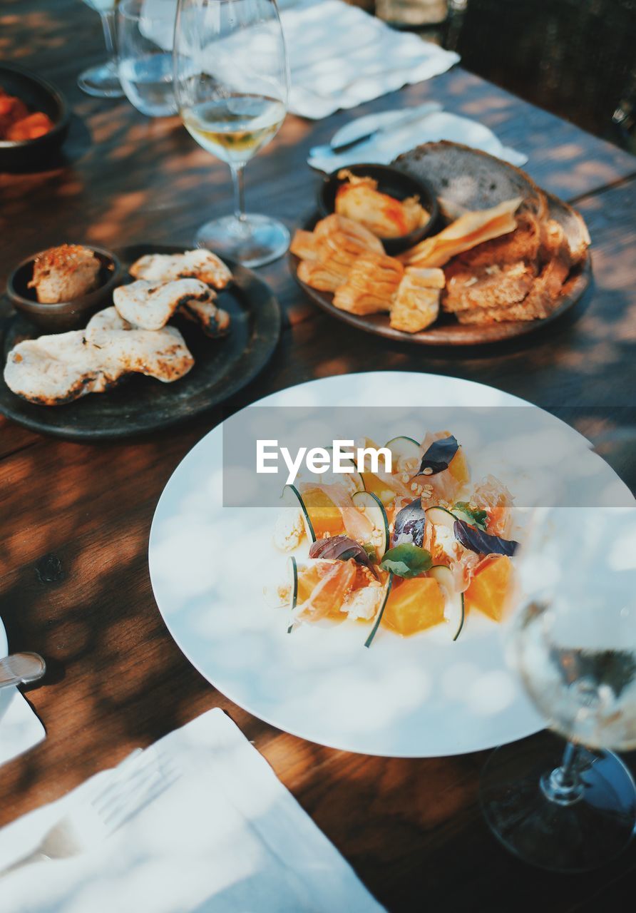 HIGH ANGLE VIEW OF FOOD ON TABLE IN RESTAURANT