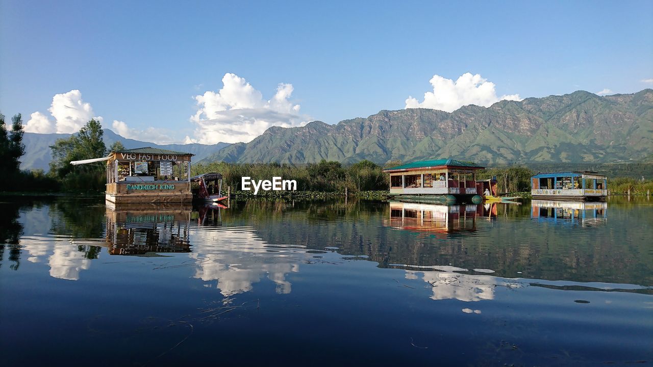 PANORAMIC VIEW OF LAKE AND BUILDINGS AGAINST SKY