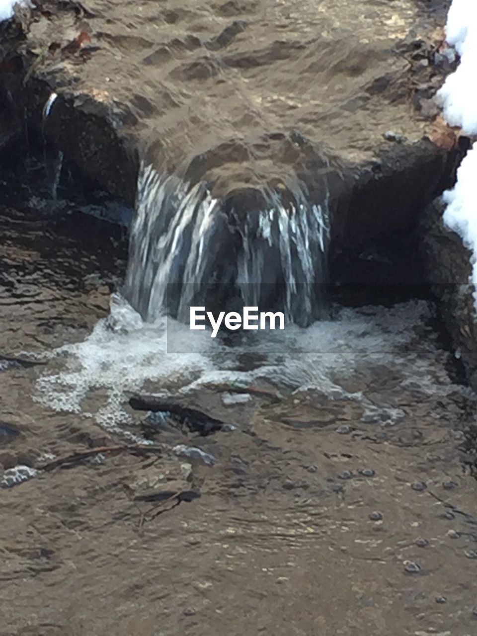 WAVES FLOWING THROUGH ROCKS