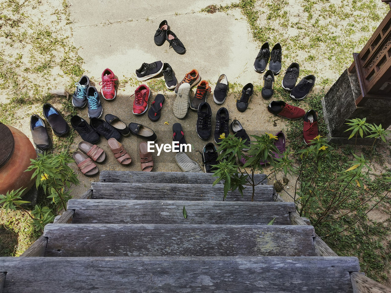 HIGH ANGLE VIEW OF PEOPLE AT STAIRCASE
