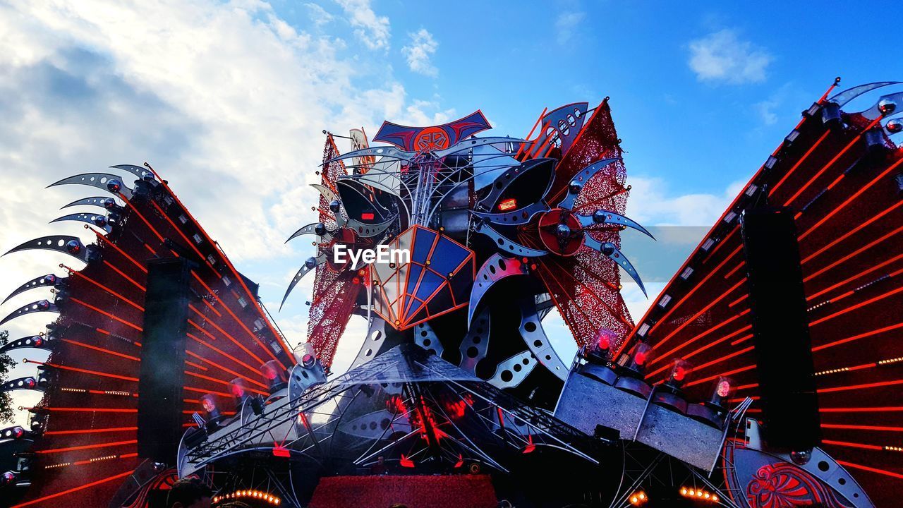 LOW ANGLE VIEW OF FERRIS WHEEL AGAINST BUILDINGS