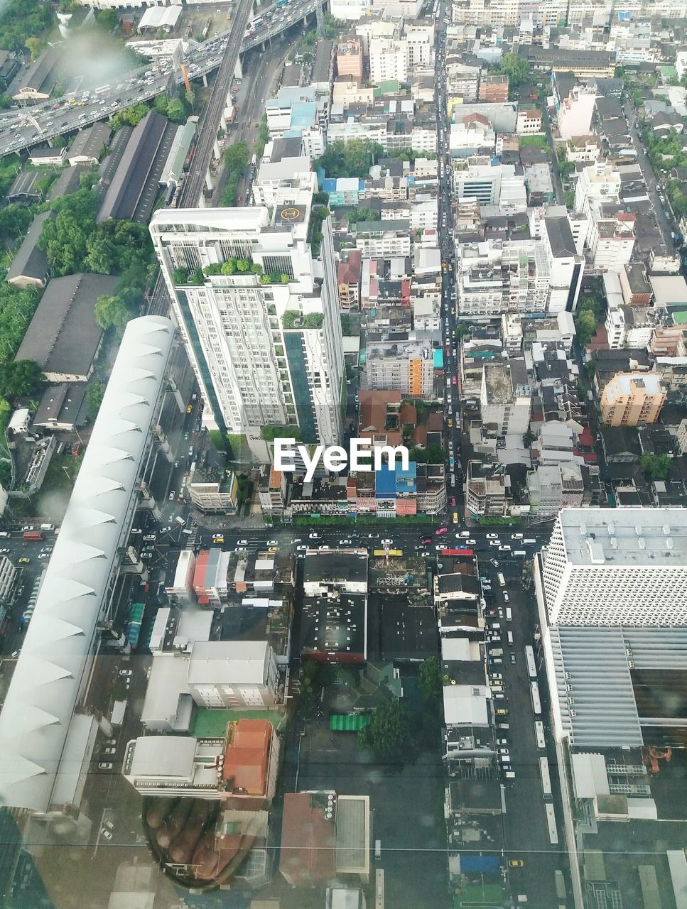 HIGH ANGLE VIEW OF BUILDINGS AND STREET IN CITY