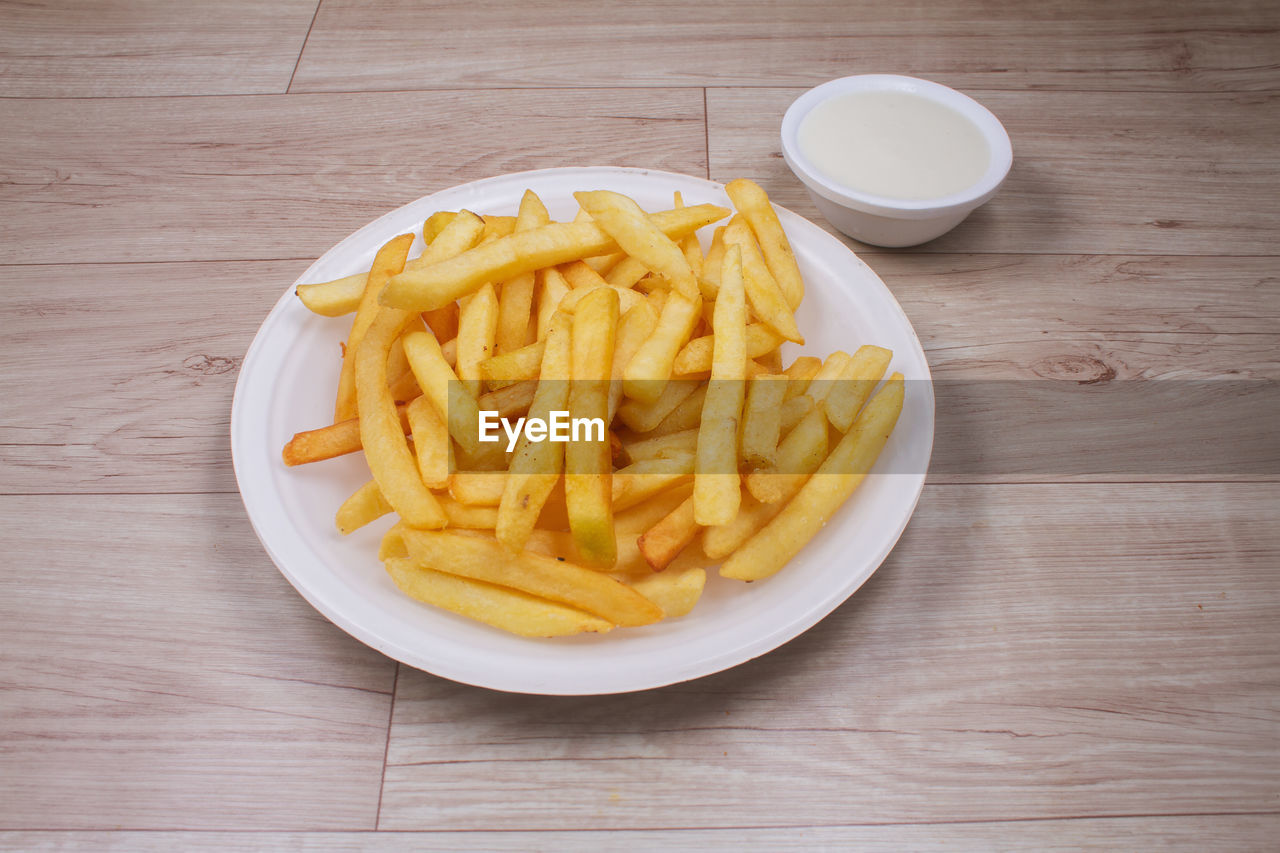 HIGH ANGLE VIEW OF NOODLES SERVED IN BOWL ON TABLE
