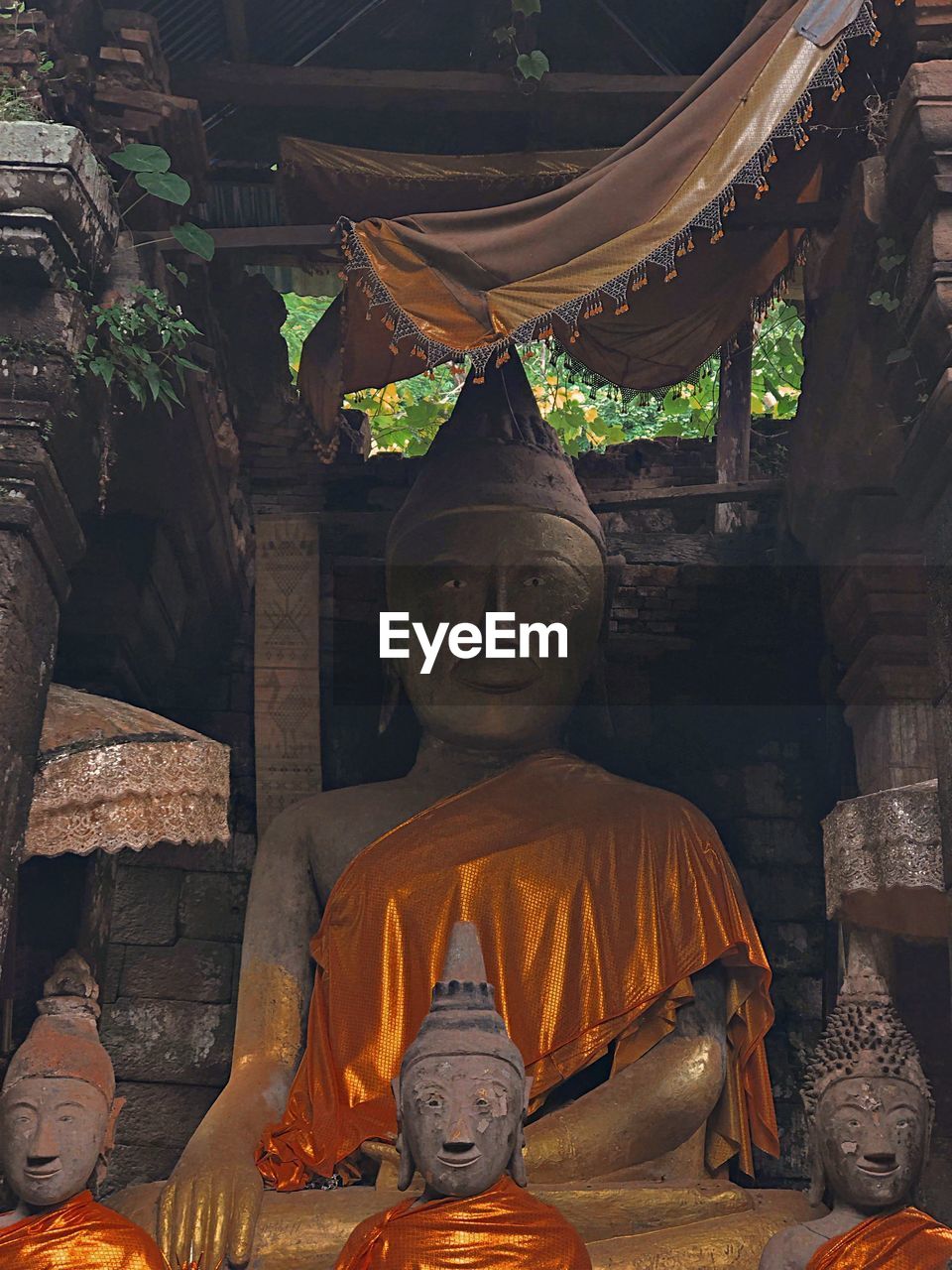 STATUE AGAINST TEMPLE BUILDING
