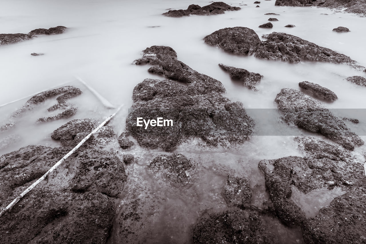 HIGH ANGLE VIEW OF SNOW ON ROCK