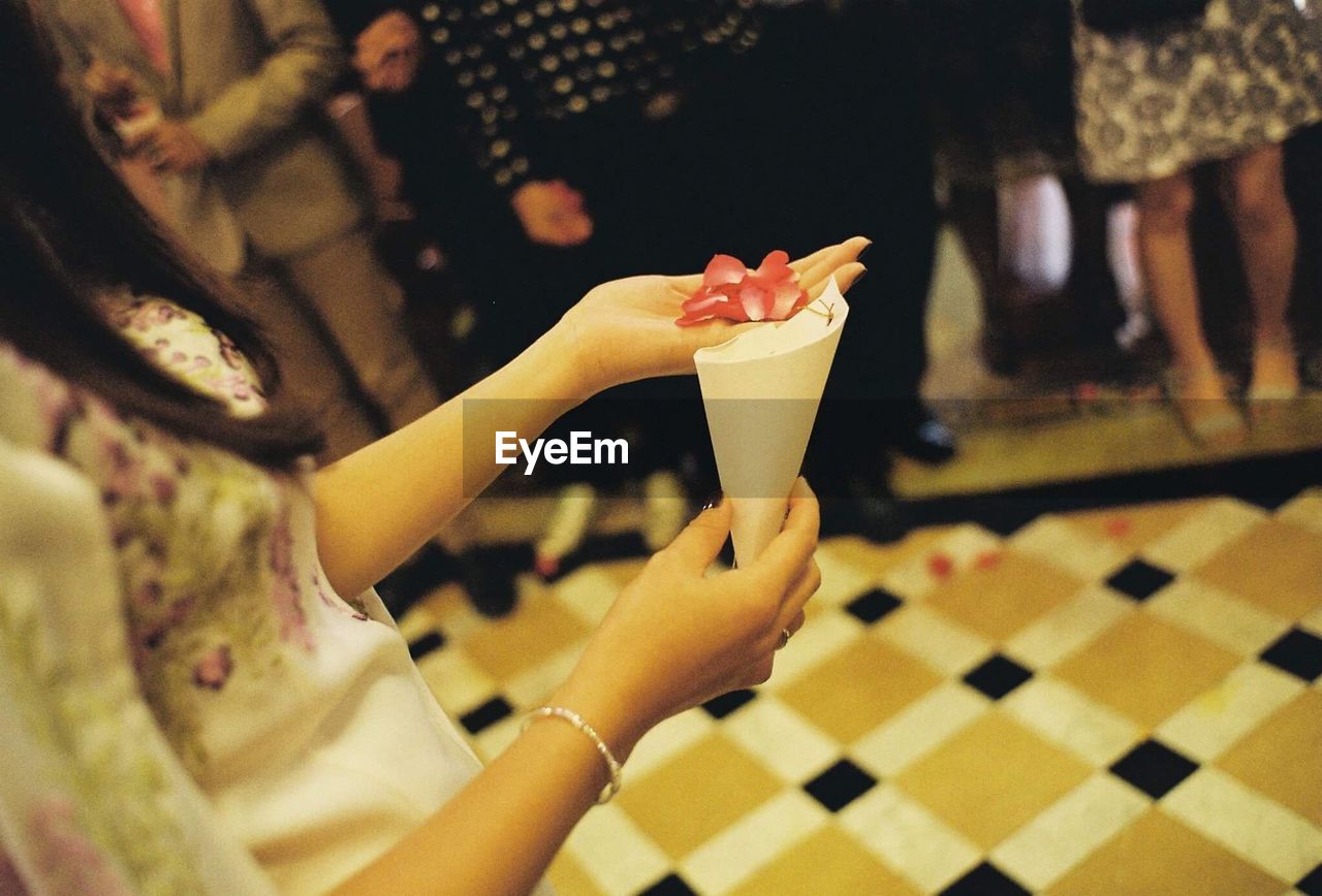 CLOSE-UP OF WOMAN HAND HOLDING ICE CREAM