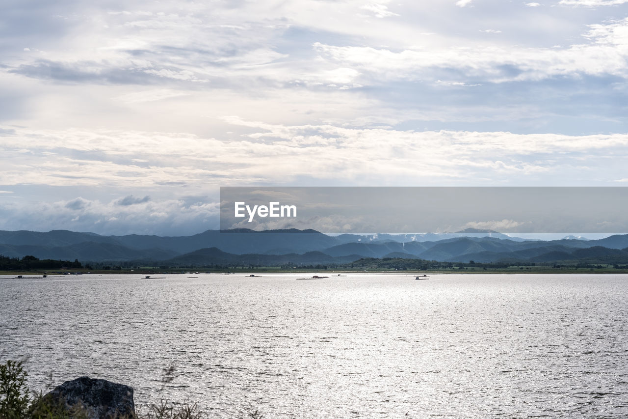 SCENIC VIEW OF SEA BY MOUNTAIN AGAINST SKY