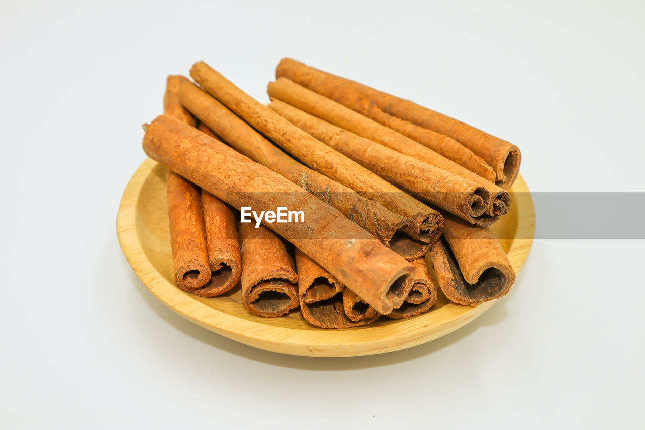 HIGH ANGLE VIEW OF BREAD IN PLATE