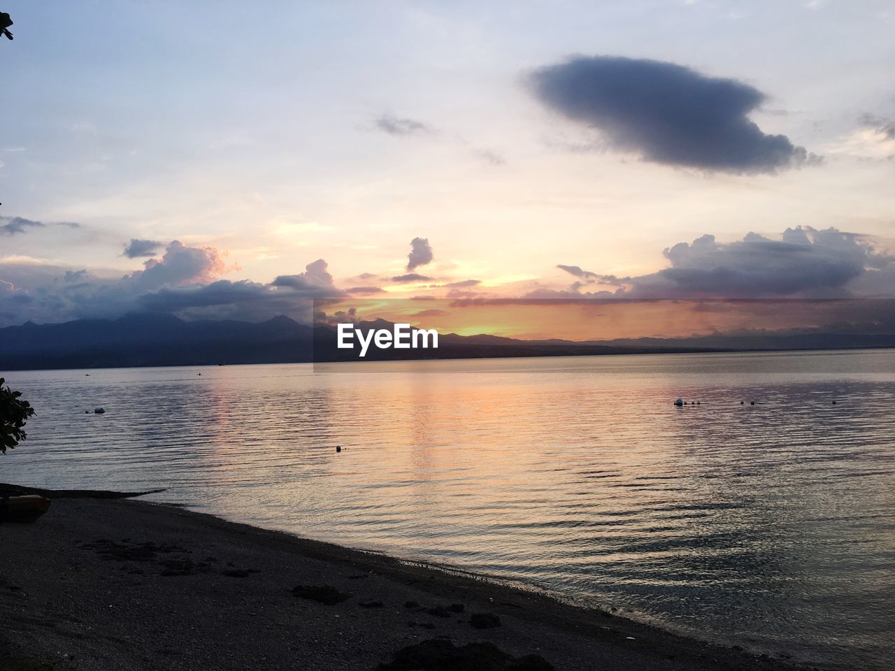 SCENIC VIEW OF SEA AGAINST SUNSET SKY