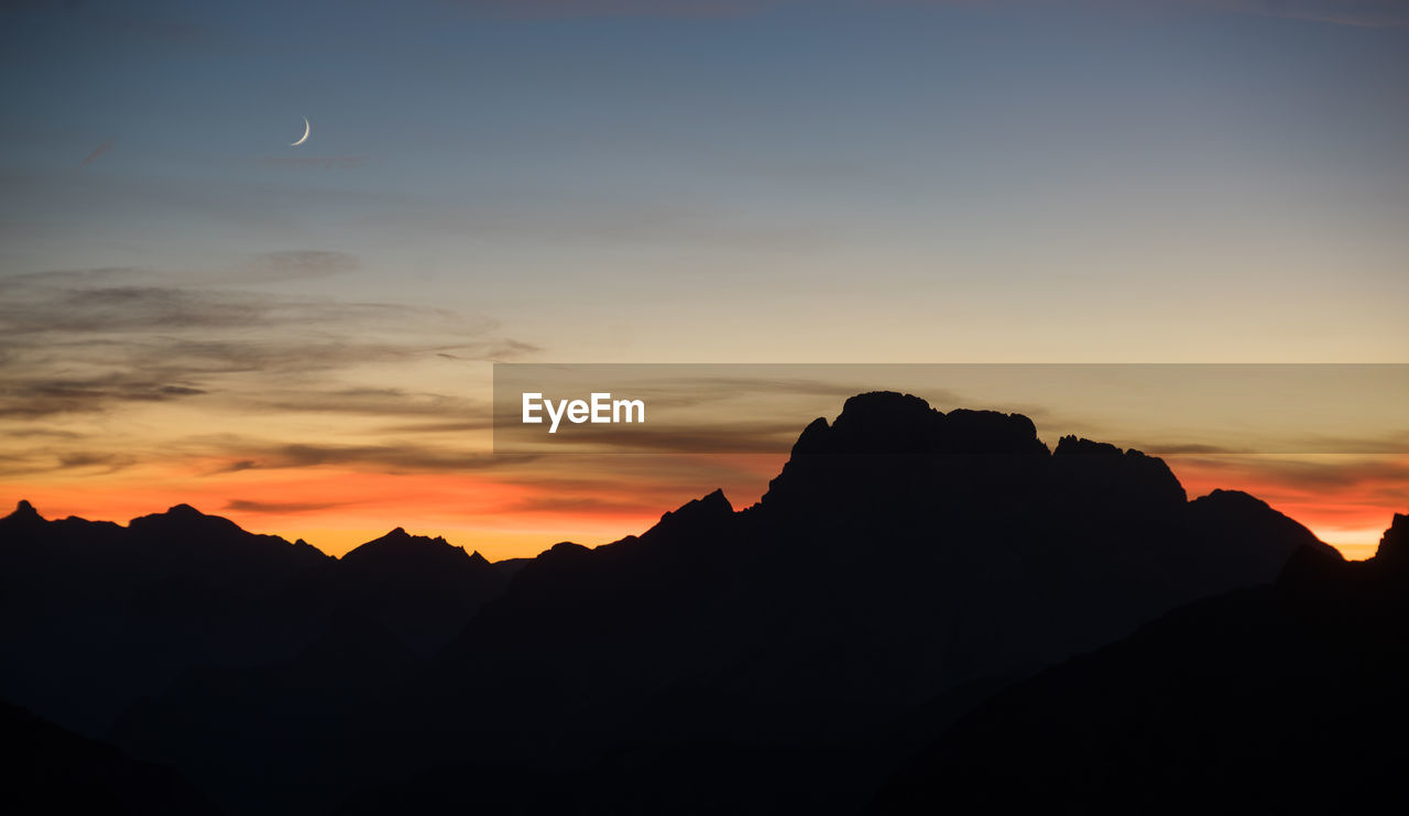 SILHOUETTE MOUNTAIN AGAINST SKY DURING SUNSET