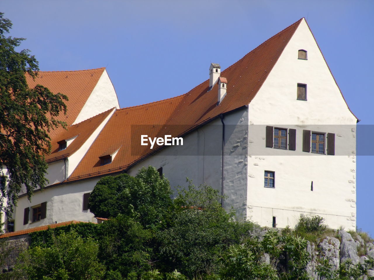 LOW ANGLE VIEW OF BUILDING AGAINST CLEAR BLUE SKY