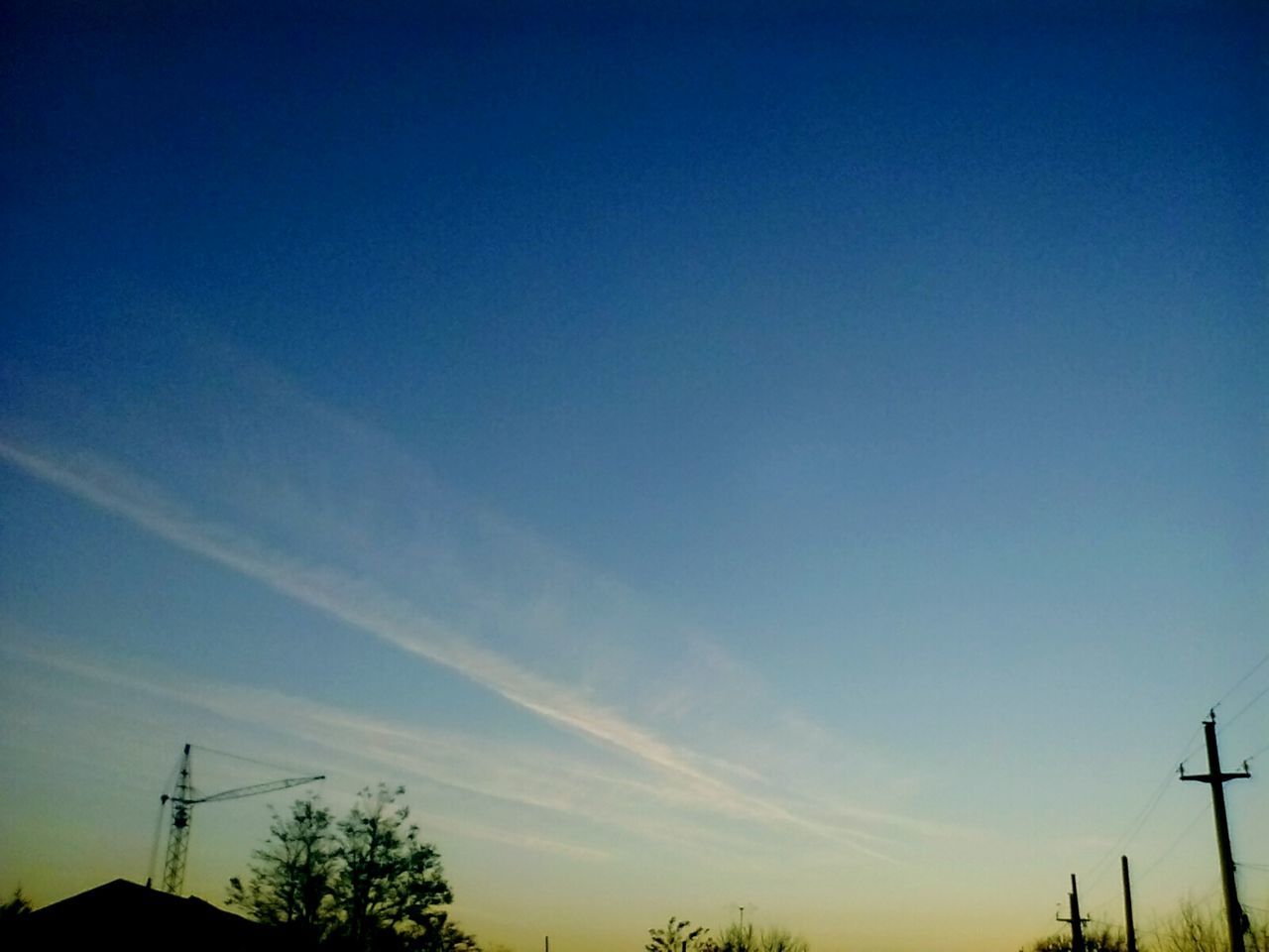 LOW ANGLE VIEW OF VAPOR TRAIL AGAINST BLUE SKY