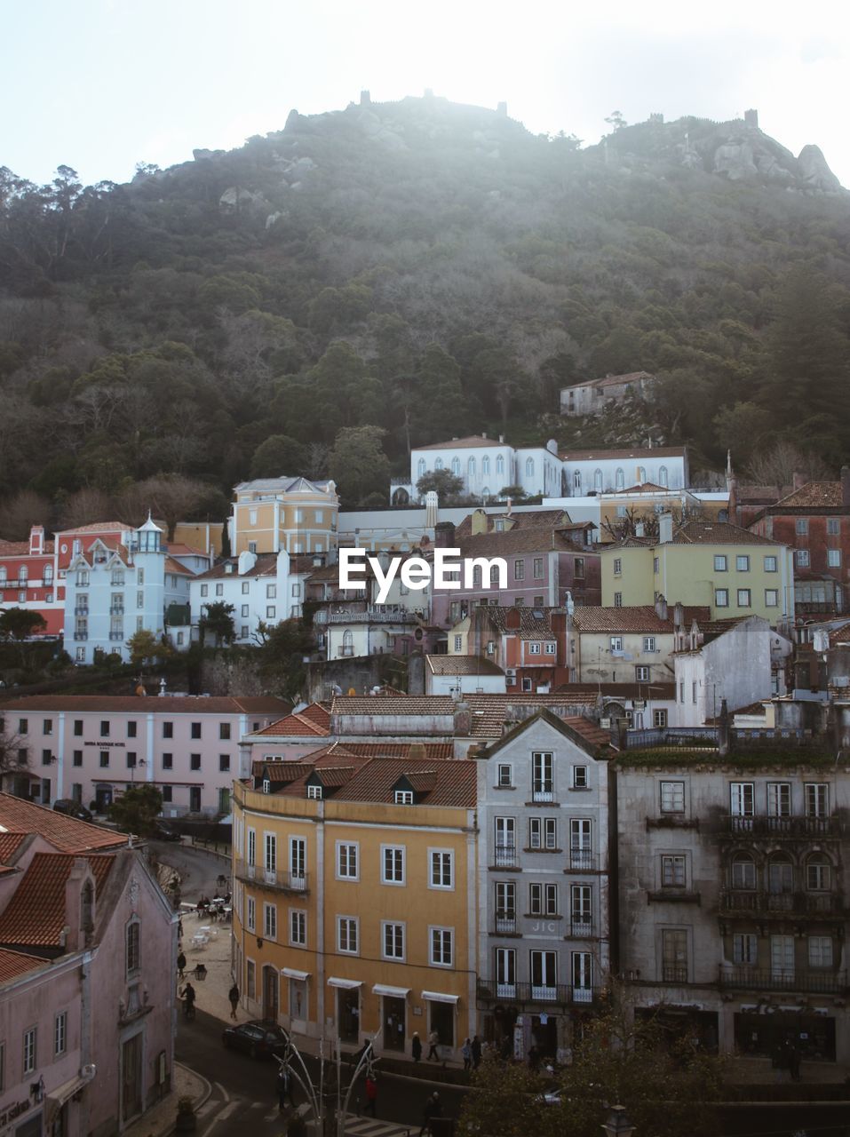 HIGH ANGLE VIEW OF TOWNSCAPE AND BUILDINGS IN CITY