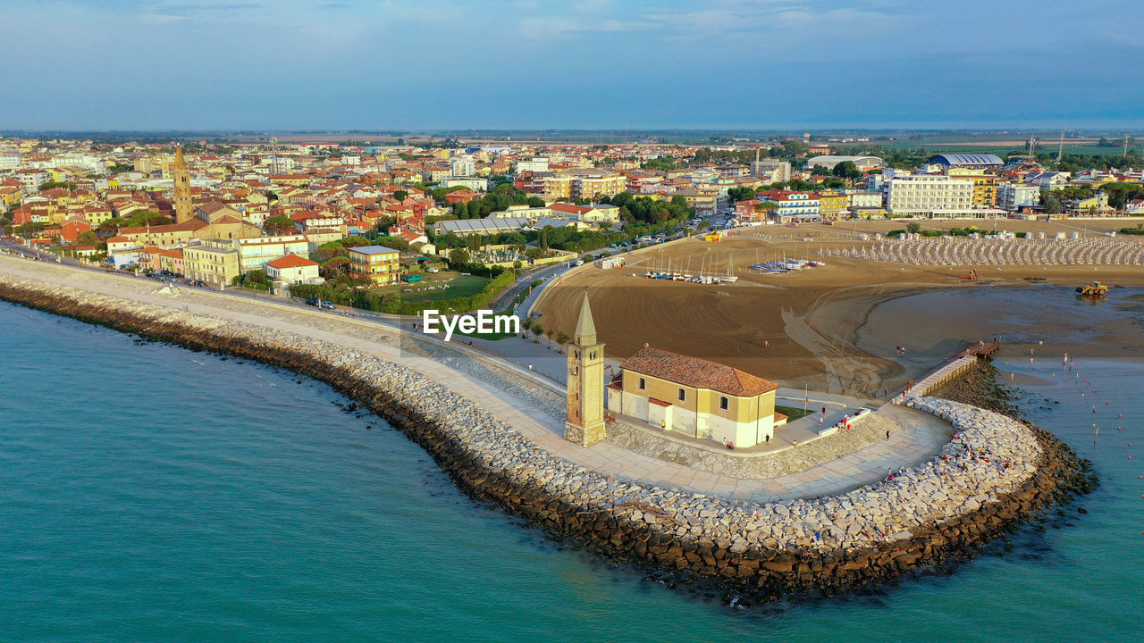HIGH ANGLE VIEW OF TOWNSCAPE BY SEA