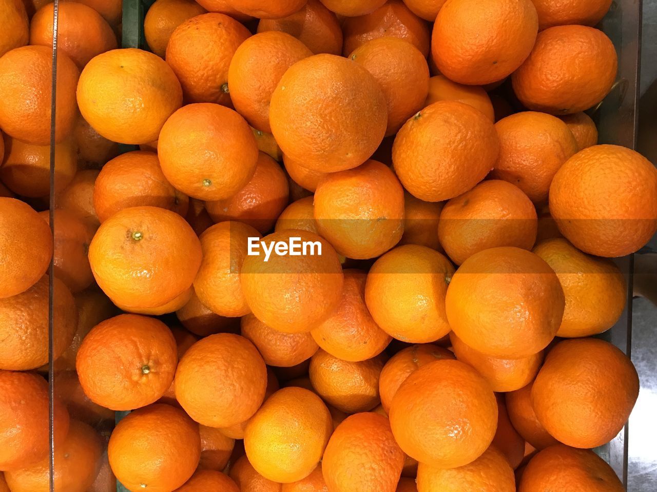 FULL FRAME SHOT OF ORANGES IN MARKET