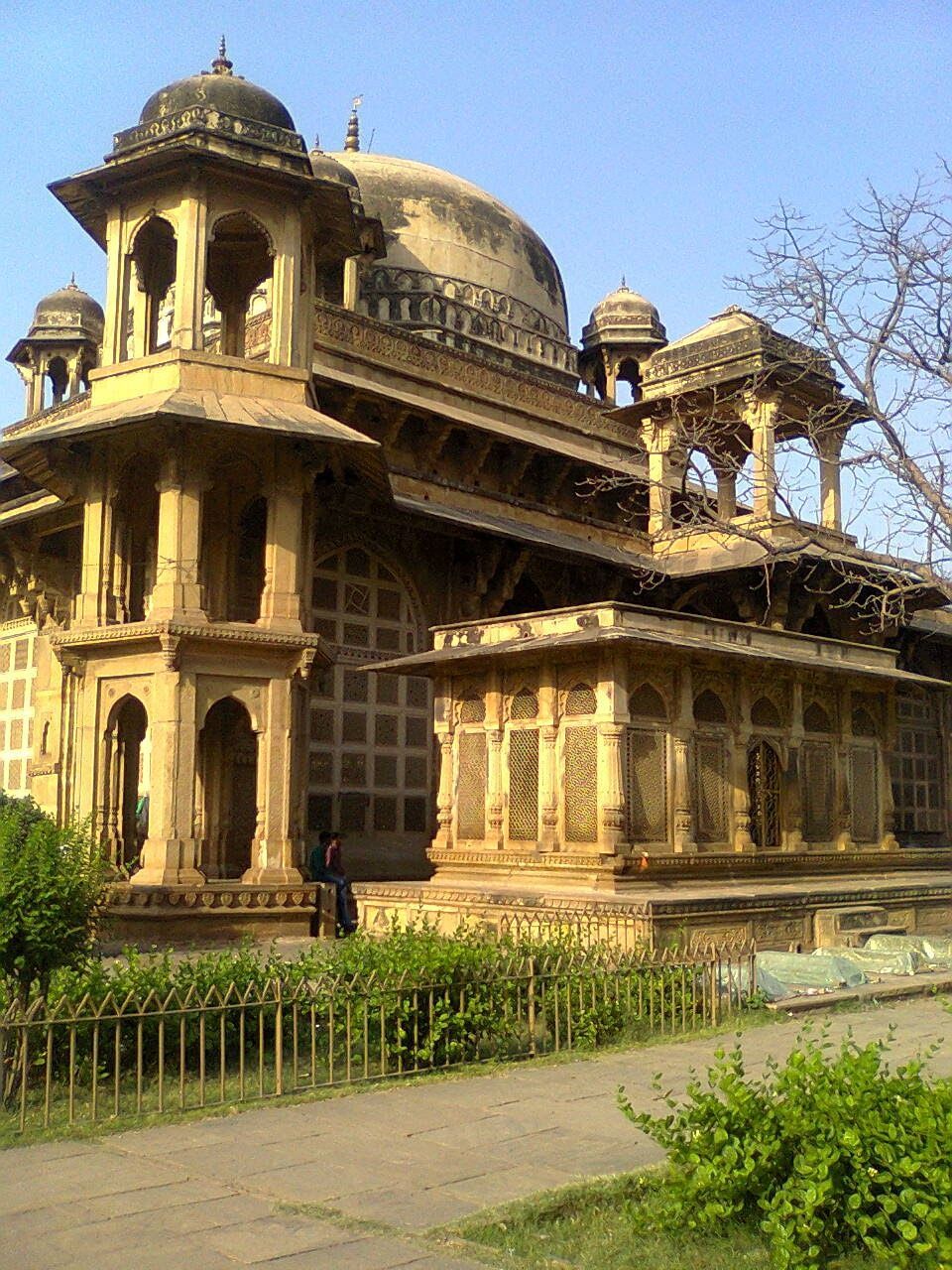 VIEW OF HISTORICAL BUILDING AGAINST SKY