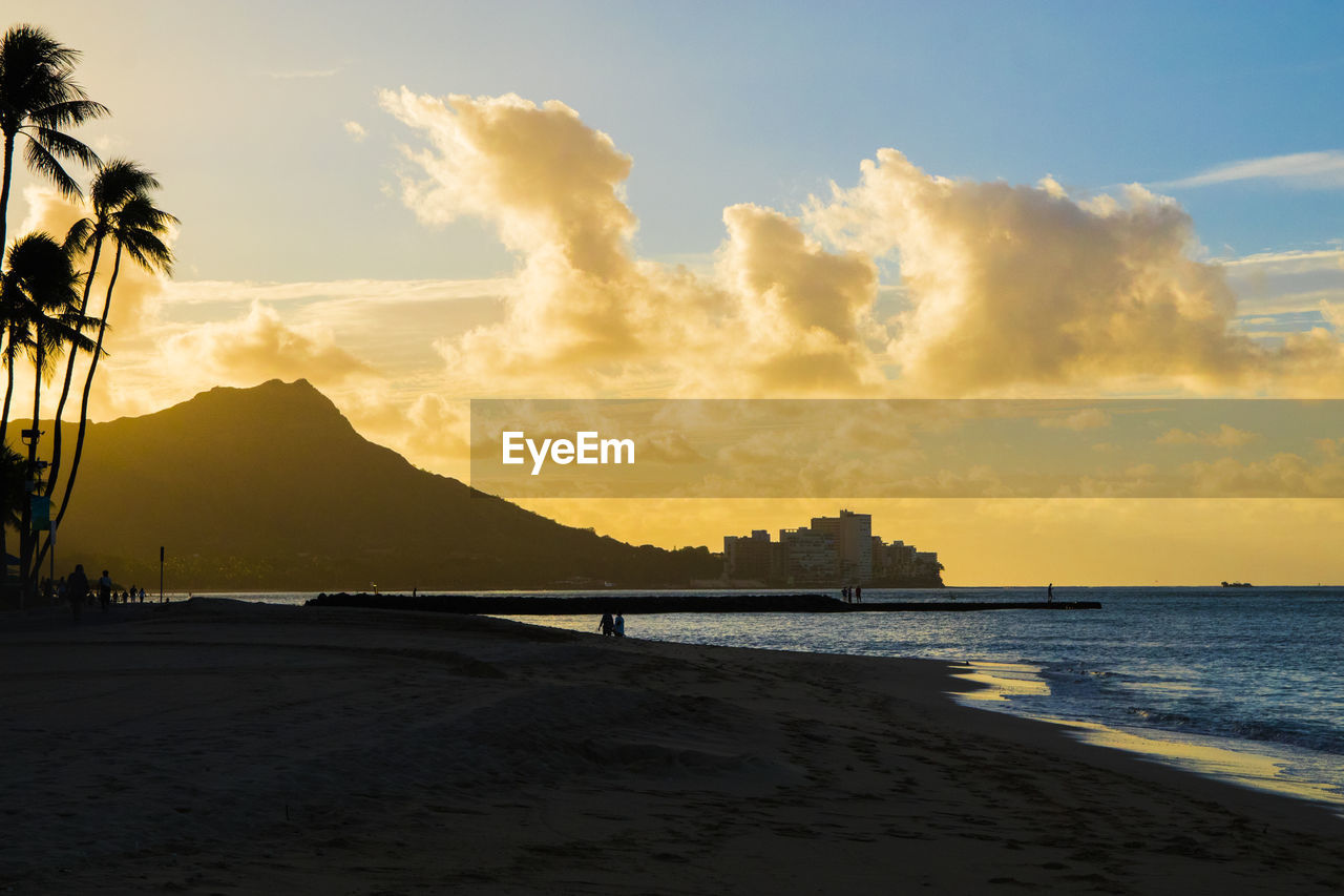 SCENIC VIEW OF SEA AGAINST SKY AT SUNSET