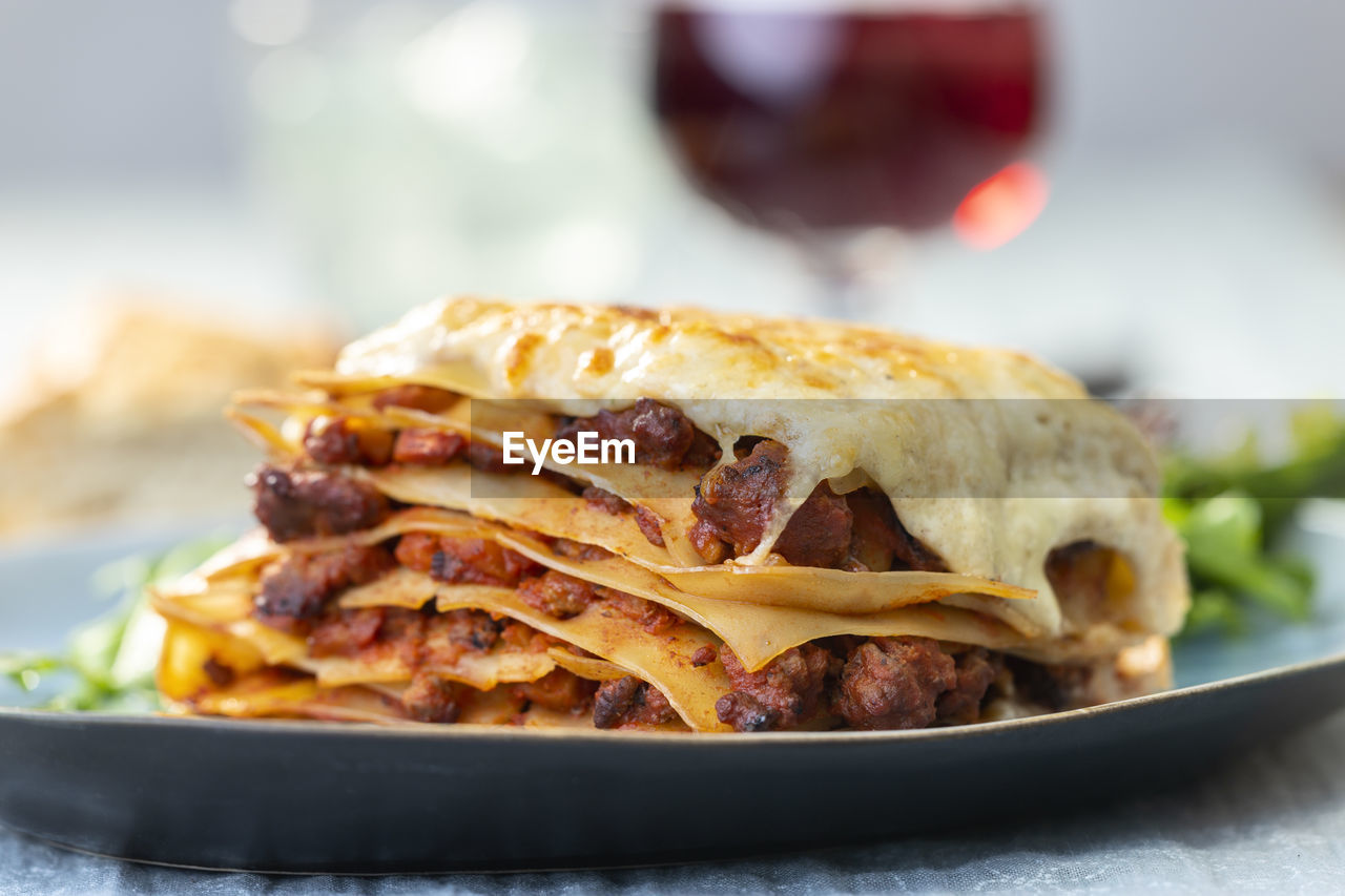 CLOSE-UP OF FOOD IN PLATE